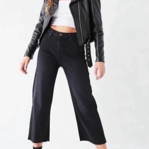 BDG Ultra Wide Leg High Rise Cropped Jeans SIZE 25 Black Raw Edge Sz 2 - Picture 9 of 9
